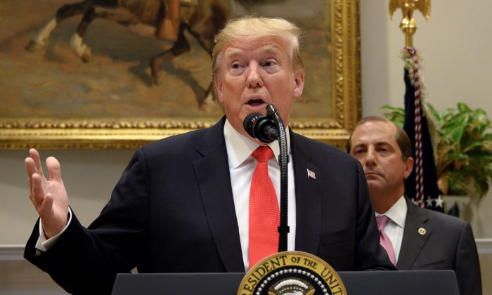 Donald Trump and Alex Azar 700x420