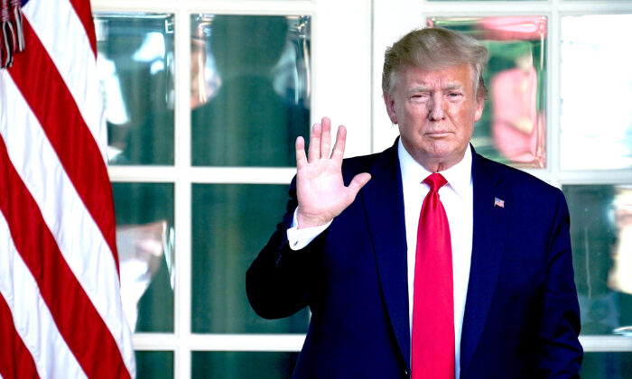 trump waves 700x420