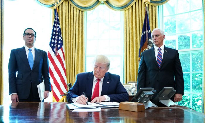 Trump signs executive order 700x420