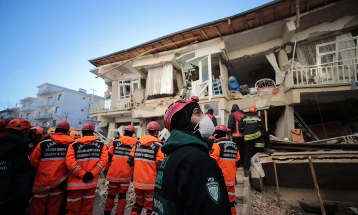 Death Toll Stands at 22 in Turkish Earthquake; 1,000 Hurt | USNN World News Turkey earthquake 4 700x420 1