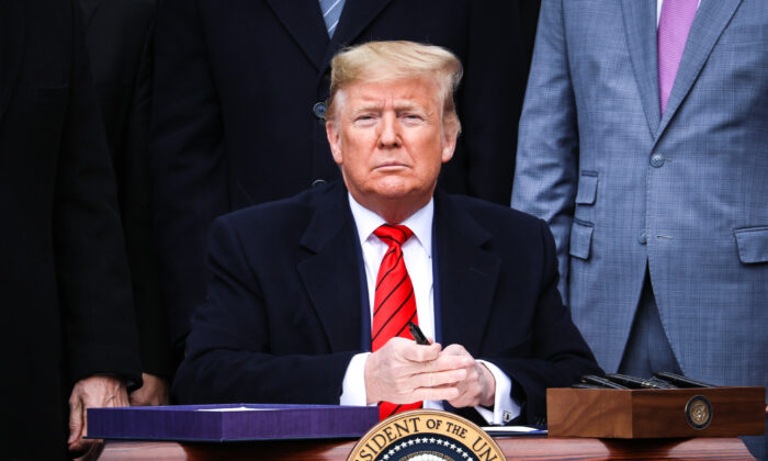 trump on south lawn 700x420 1