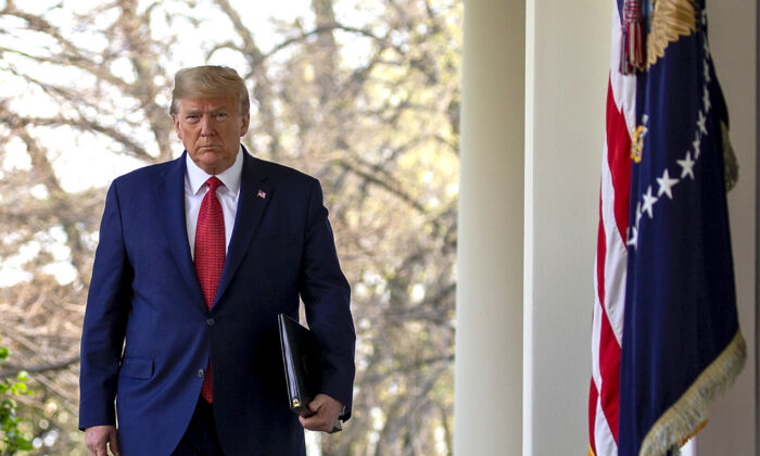 Trump walks to the Rose Garden 700x420 1