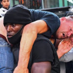 Black protester carries white man through angry crowd to safety to 'stop someone from being killed' | USNN World News Black protester carries white man through angry crowd to safety to 'stop someone from being killed'