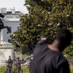 Officers clear protesters from outside White House, as ‘Defund the Police’ graffiti removed | USNN World News Officers clear protesters from outside White House, as ‘Defund the Police’ graffiti removed
