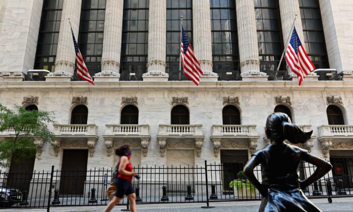 Chinese Firms Delisting From NYSE, Nasdaq Amid Growing US Pressure