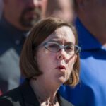 Oregon Governor Encourages People to Call Police on Neighbors Who Violate COVID-19 Restrictions | USNN World News Oregon Governor Encourages People to Call Police on Neighbors Who Violate COVID-19 Restrictions | USNN World News