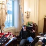 Man Who Posed for Photos at Desk in Pelosi’s Office Arrested | USNN World News Man Who Posed for Photos at Desk in Pelosi’s Office Arrested