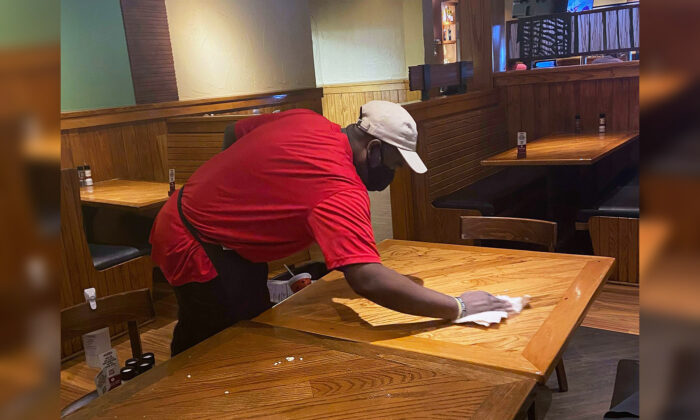 Homeless Man Asks Texas Steakhouse Owner for Job Busing, and She Gives Him ‘A Whole New Start’