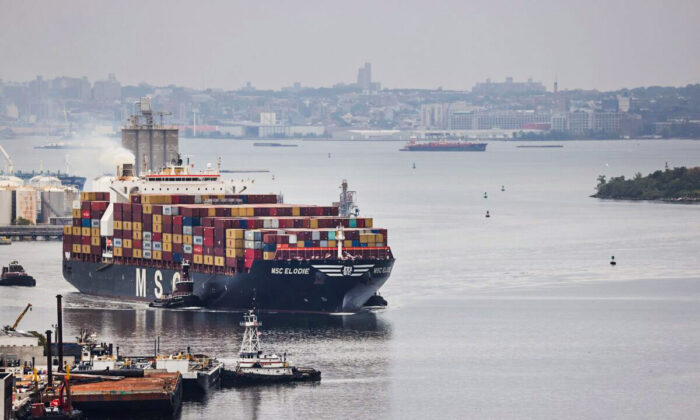 Shipping Problems to Persist Through 2022 Amid Supply Chain Crisis: Economists