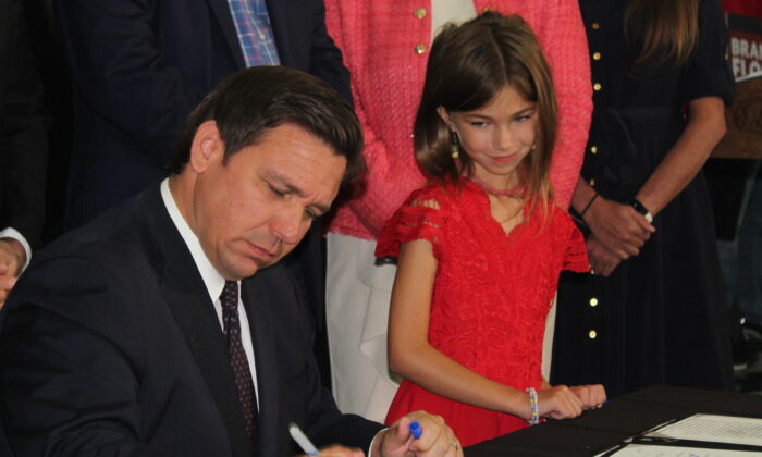 ‘Stop W.O.K.E.’ Act: DeSantis Gives Florida Parents Another Tool ‘To Fight Back Against Woke Indoctrination’ | USNN World News ‘Stop W.O.K.E.’ Act: DeSantis Gives Florida Parents Another Tool ‘To Fight Back Against Woke Indoctrination’