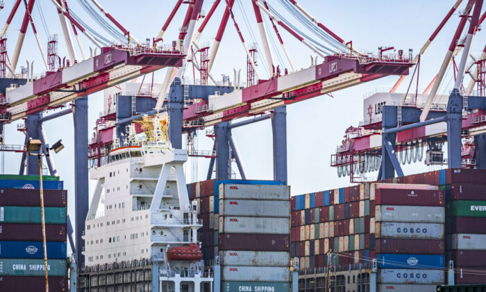 US Trade Deficit Widens with Record Imports