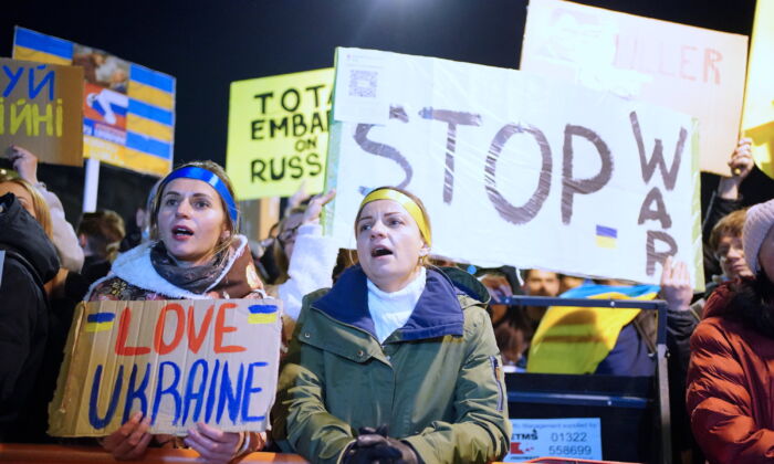 Thousands Arrested in Russian Cities for Protesting Ukraine Invasion
