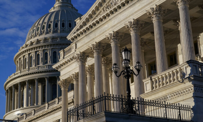 US Lawmakers Bought and Sold Over $350 Million Worth of Stocks in 2021