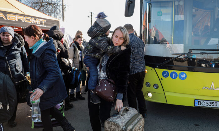 On Ukraine-Poland Border, Aid Floods in as Refugees Flee | USNN World News On Ukraine-Poland Border, Aid Floods in as Refugees Flee