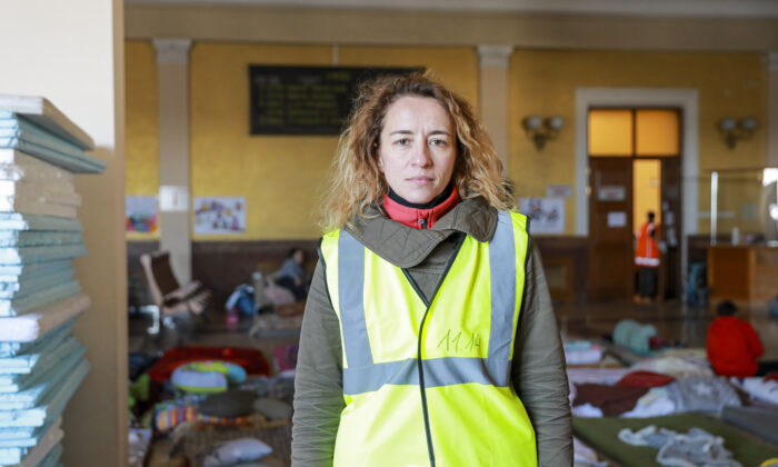 Woman Who Lost 6 Family Members Now Helps Refugees at Ukraine Train Station
