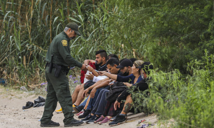 Number of Illegal Immigrants Living in US Rose by 1 Million in Biden’s First Year: Report 9 Number of Illegal Immigrants Living in US Rose by 1 Million in Biden’s First Year: Report