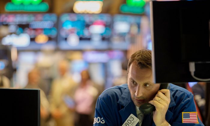 Dow Falls Nearly 1,000 Points on May 5 After Market Losses Erase Previous Day’s Rally