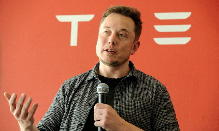 Two Twitter Executives Leave Company Ahead of Elon Musk’s Takeover