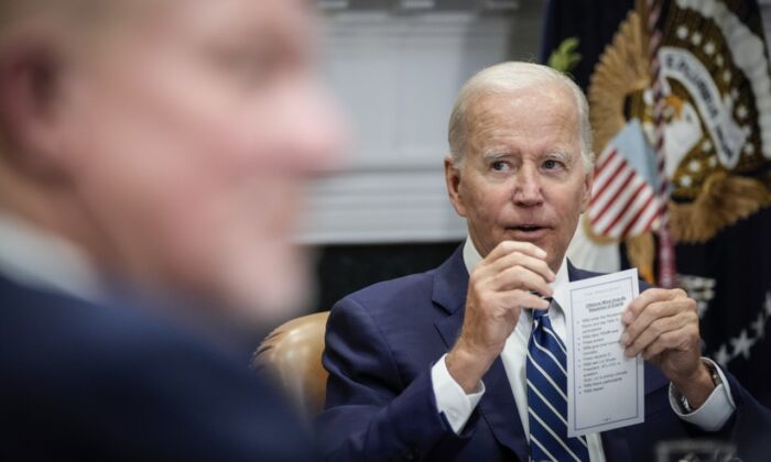 Biden Accidentally Reveals Very Specific Cheat Sheet Reminding Him How to Act | USNN World News Biden Accidentally Reveals Very Specific Cheat Sheet Reminding Him How to Act