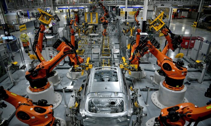 Robot Orders Increase 40 Percent in First Quarter Amid Mass Quits, Labor Shortages: Report
