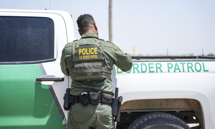 Texas Judge Blocks Federal Policy Letting ‘Criminal Aliens’ ‘Roam Free’