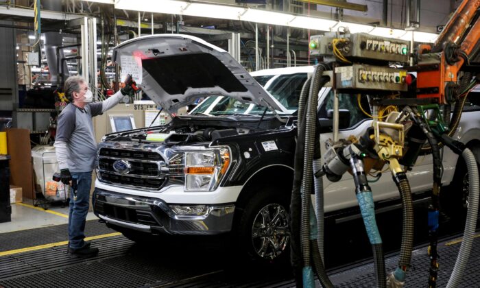 US Manufacturing in July Declined Slowly, as Businesses Deal with Excessive Inventory