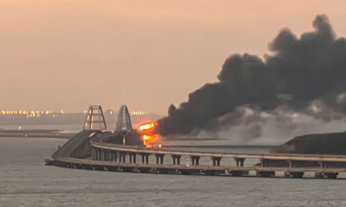 Explosion Destroys Part of Crimea Bridge, Disrupts Russian Forces’ Supply Route | USNN World News Explosion Destroys Part of Crimea Bridge, Disrupts Russian Forces’ Supply Route