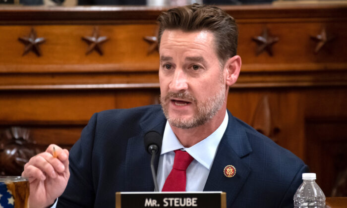 FDA Withholding COVID-19 Vaccine Safety Data is Illegal: Lawmakers