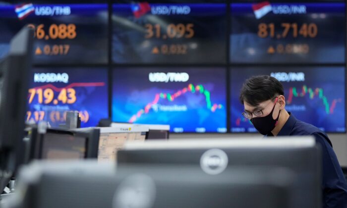 World Shares Mostly Higher Ahead of Release of Fed Minutes