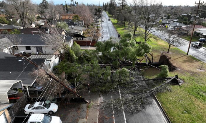 California Storm Leaves a Dozen Dead and More Than 100,000 Without Power