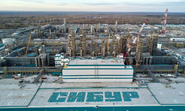 Cut Russia’s Oil Income, but Keep the Pumps Flowing