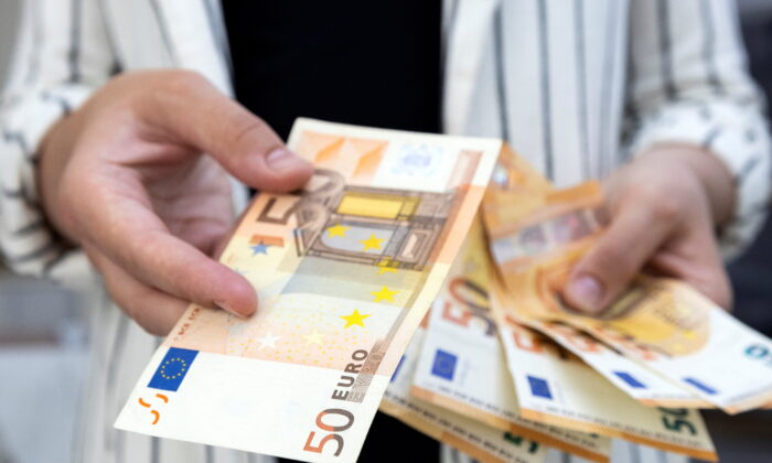 Mild Winter, Weaker US Dollar Support Euro Rally, as Analysts Abandon Bearish Outlook
