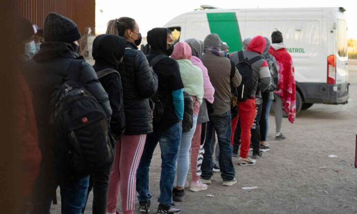 Record-High 250,000 Migrant Encounters Across US-Mexico Border in December 2022: CBP
