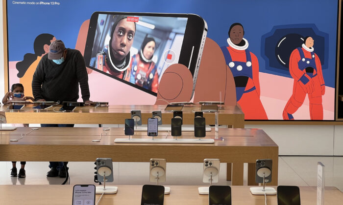 8 Arrested in $1 Million Retail Theft Scheme Targeting Apple Stores in California