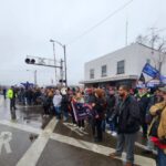 Trump Delivers Bottled Water During Visit to Ohio’s Toxic Derailment Site, Criticizes Biden Admin’s Response | USNN World News Trump Delivers Bottled Water During Visit to Ohio’s Toxic Derailment Site, Criticizes Biden Admin’s Response