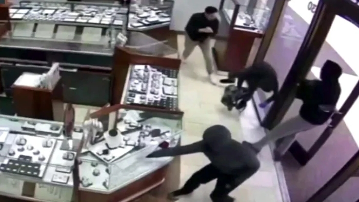 Employees Foil Attempted Smash-and-Grab at California Jewelry Store
