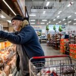 Fed's Preferred Inflation Gauge Drops for First Time Since 2020 | USNN World News Fed's Preferred Inflation Gauge Drops for First Time Since 2020