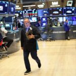 Wall Street Weekly: Stocks Fall Amid Policy Uncertainty, Middle East Tensions | USNN World News Wall Street Weekly: Stocks Fall Amid Policy Uncertainty, Middle East Tensions