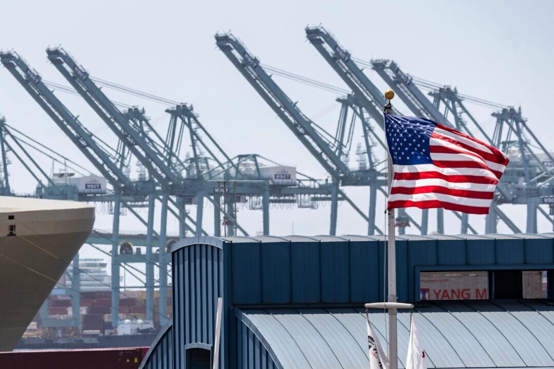 US Economy Grew 3.3 Percent In Q2, Beating Prior Estimate