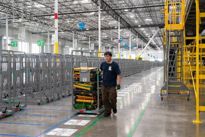 Amazon to Cut 14,000 Corporate Jobs Amid AI Push | USNN World News Amazon to Cut 14,000 Corporate Jobs Amid AI Push
