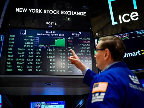 Dual Stock and Gold Boom Reveal Divided Economic Outlook