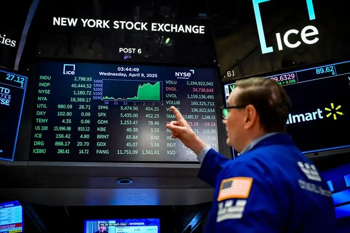 Dual Stock and Gold Boom Reveal Divided Economic Outlook