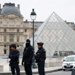 Thieves Rob Priceless Jewels From Louvre Museum in Brazen Daylight Heist | USNN World News Thieves Rob Priceless Jewels From Louvre Museum in Brazen Daylight Heist
