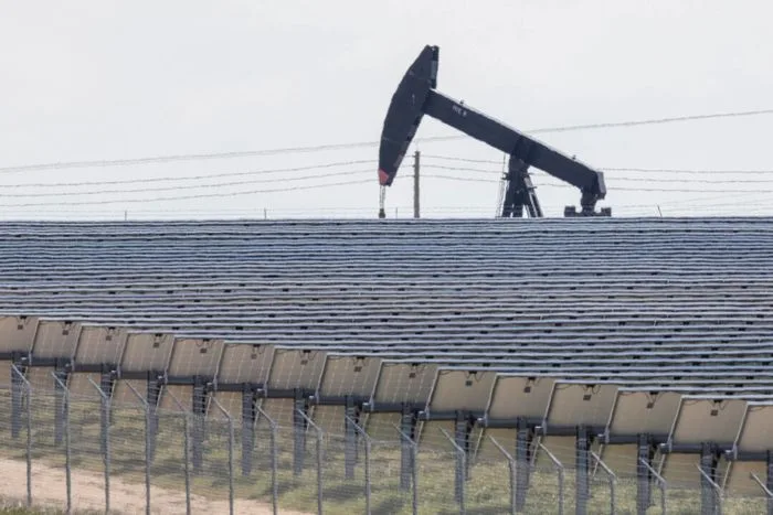 Trump Admin Allows Oil and Gas Permits, Freezes Renewables in Shutdown