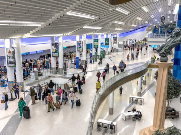 Shutdown Will Slow US Air Travel to ‘Trickle’ Ahead of Thanksgiving: Duffy