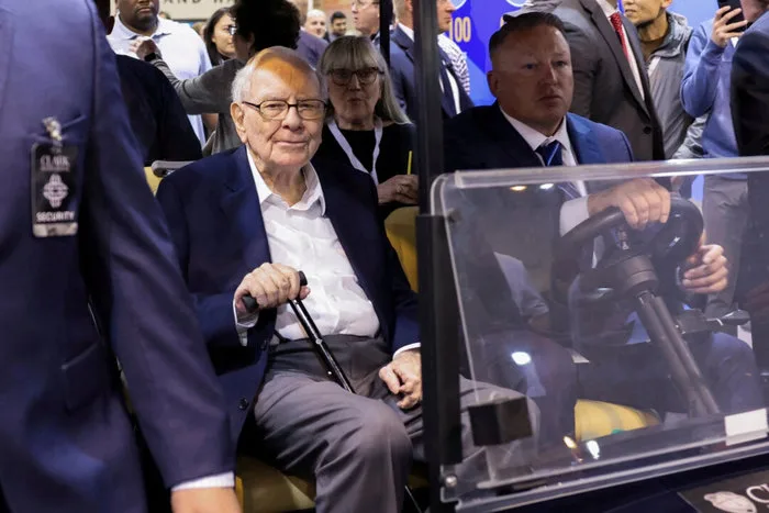 Warren Buffett’s Berkshire Hathaway Reports Record High Cash Balance of Over $380 Billion | USNN World News Warren Buffett’s Berkshire Hathaway Reports Record High Cash Balance of Over $380 Billion
