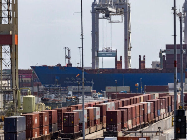 US Trade Deficit Unexpectedly Falls to 5-Year Low as Exports Surge