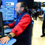 Wall Street Review: Stocks End Week Mixed Amid Bulls-Bears Tug of War | USNN World News Wall Street Review: Stocks End Week Mixed Amid Bulls-Bears Tug of War