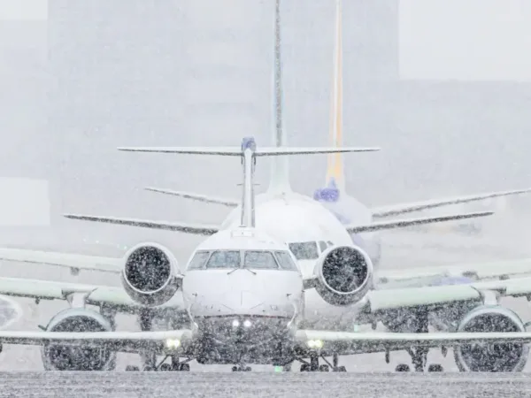 US Airlines Issue Travel Waivers as Winter Storm Threatens Widespread Disruption