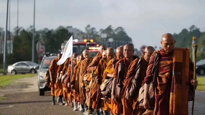 Pasos de compasión: el viaje épico de los monjes por un mundo fracturado | Noticias mundiales de la USNN